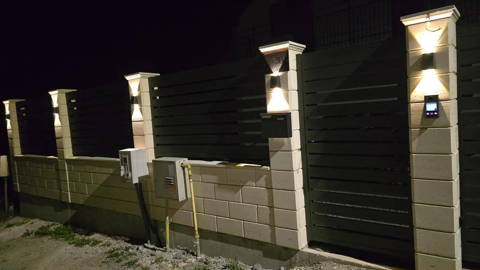 Gard metalic și stâlpi cu lumină
